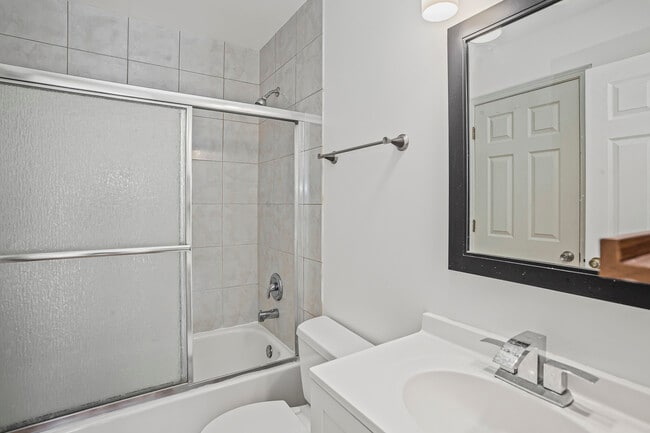 Building Photo - 807 Fairmont Ct