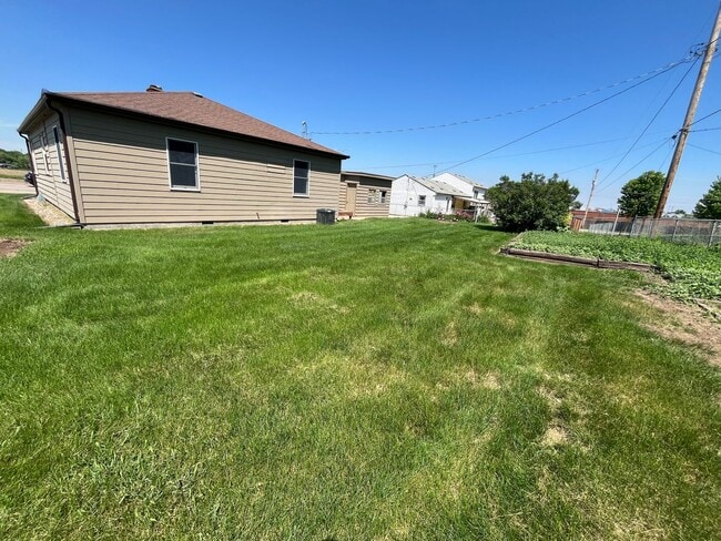 Building Photo - East Side 2 Bed/2 Bath w/ Bonus Room!
