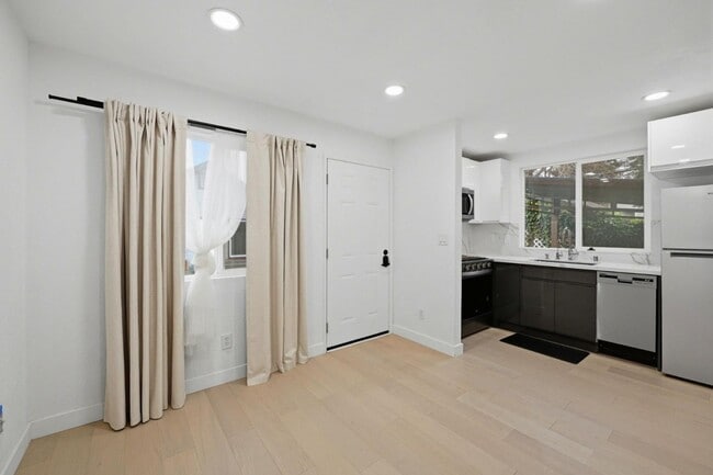 Building Photo - 1397 Vine St