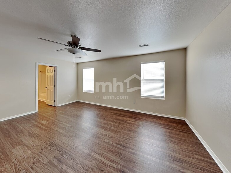 Building Photo - 2136 Summit Way