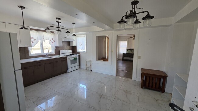 Building Photo - 208 Glenmere Rd