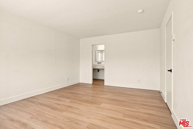 Building Photo - 2214 Dufour Ave