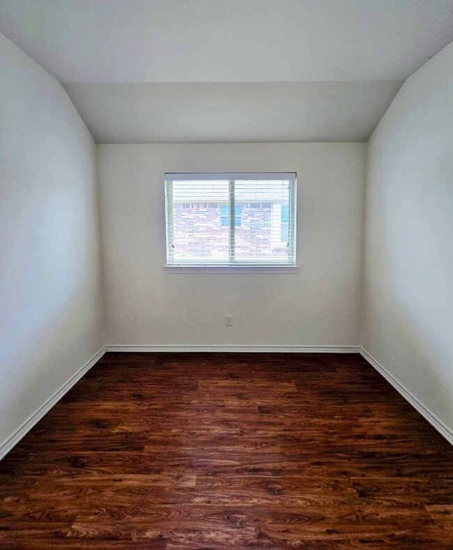 Building Photo - 2113 Woodhaven Dr