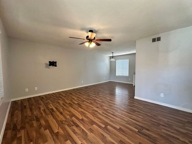 Building Photo - MOVE IN SPECIALS!! Condo 2Bedroom/2Bath Wo...