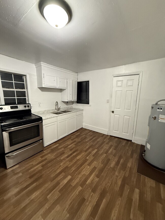 Building Photo - 1028 Bridge St