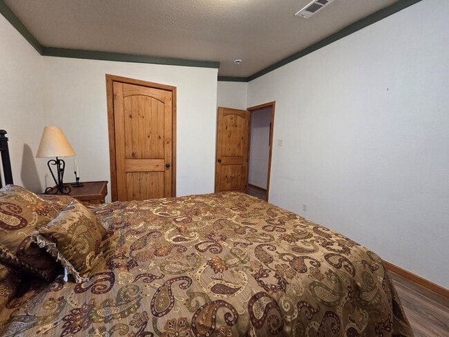 Building Photo - 708 Town Creek Rd