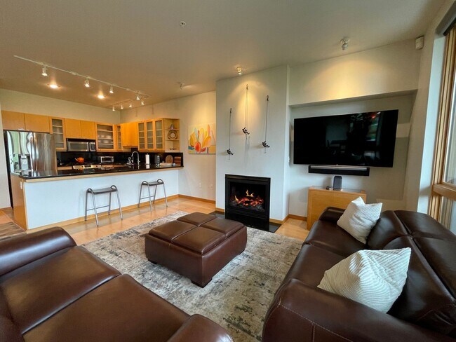 Building Photo - Gorgeous Furnished Pearl District Condo - ...
