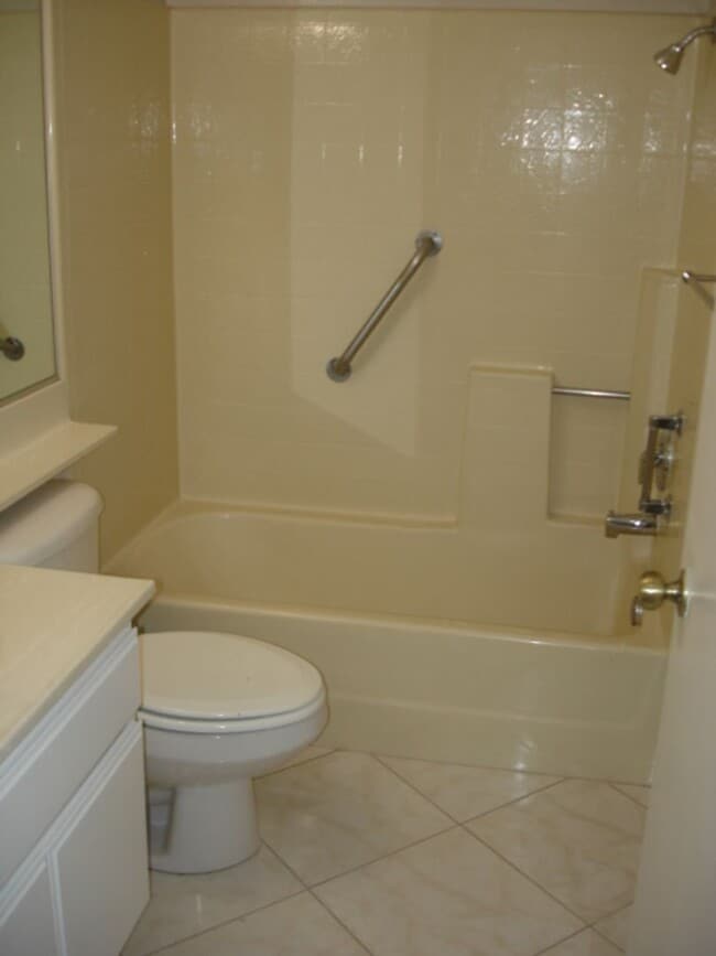 Building Photo - Charming 2-Bedroom Single-Story Home Near Paseos in Valencia!