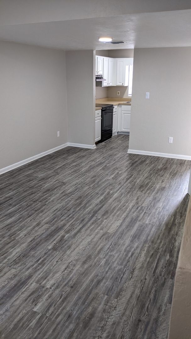 Building Photo - Linton Oaks townhouse - Completely Remodeled