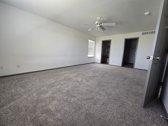 Building Photo - Spacious and Bright 4 Bedroom Home with Garage and Basement Now Available!