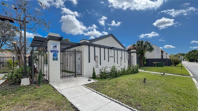 Building Photo - 8885 Fontainebleau Blvd