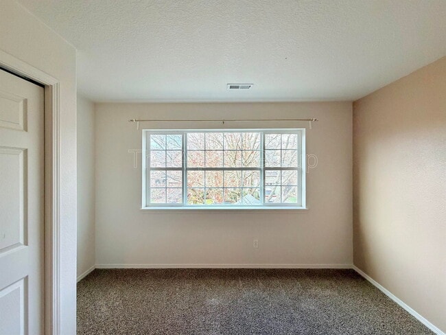 Building Photo - 958 SE Roundelay St