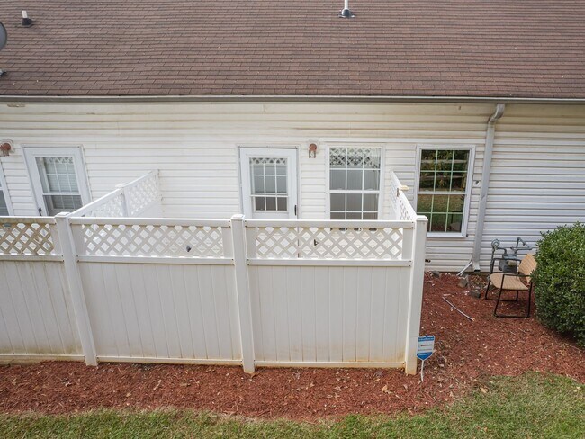 Building Photo - 7020 Somerset Springs