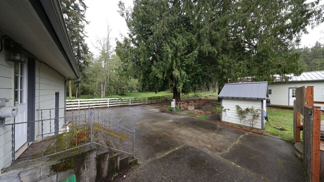 Building Photo - 5 Bed 2 Bath - Ideal for Group - Landscaping Included - Pet per Approval - NAS Whidbey