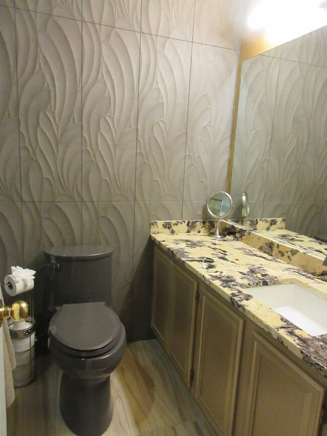 Building Photo - Furnished 3-bedroom in Travis Heights with Downtown Views!