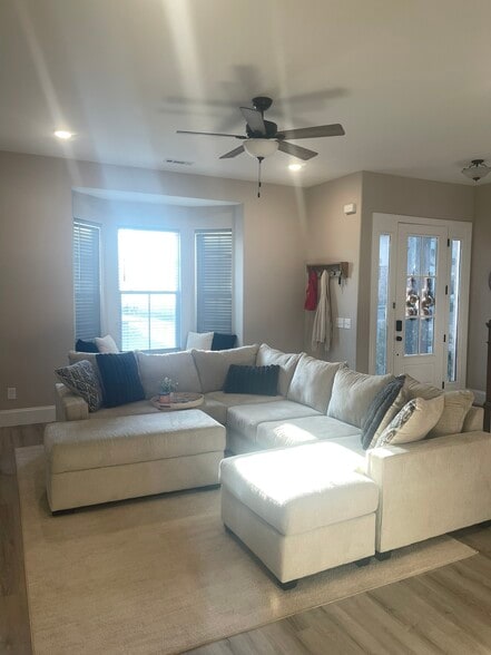 Building Photo - 126 Oasis Dr