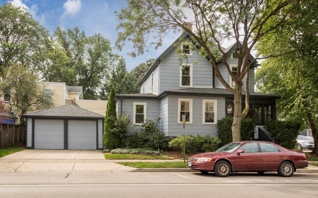 Building Photo - 910 Lake St