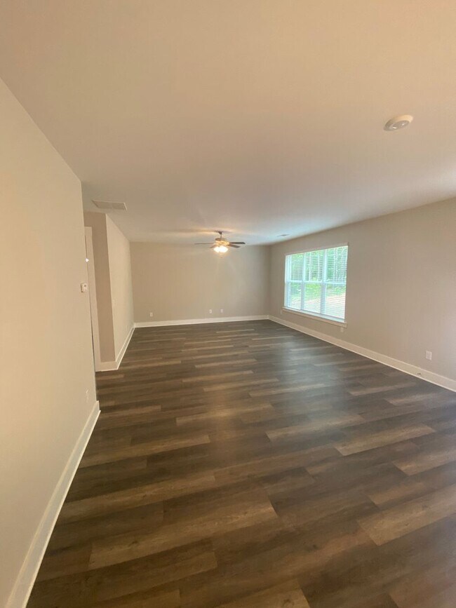 Building Photo - 5 Bed 3 Bath in Stone Mountain!