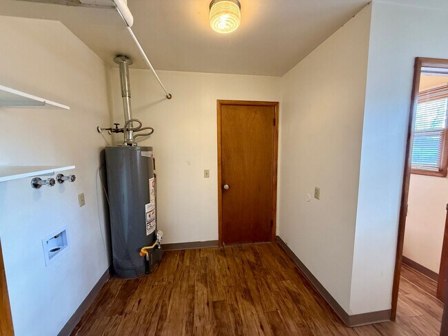 Building Photo - $1,000 off first months rent! Quick Move In! 3 bedroom, 1.5 Bath Home with attached garage in Lov...