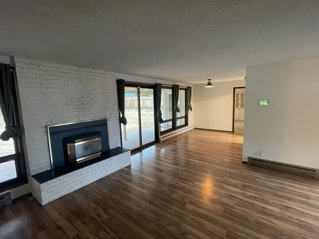 Building Photo - Spacious Single Story 3 Bedroom Home in To...