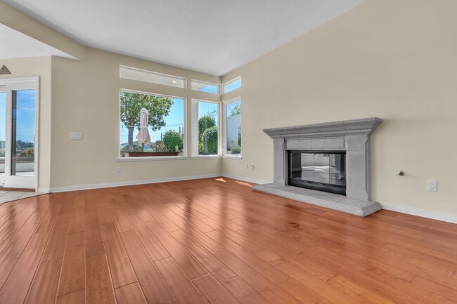 Building Photo - 12 Bergamo