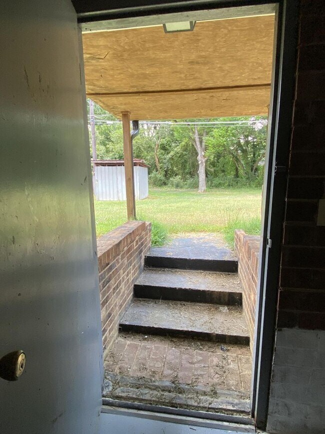 Building Photo - Cute two bedroom house in quiet neighborhood
