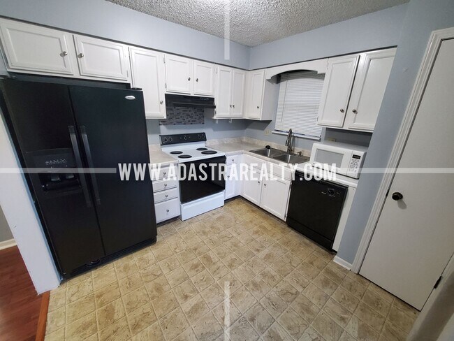Building Photo - Beautiful Shawnee Home-AVAILABLE in JUNE!!