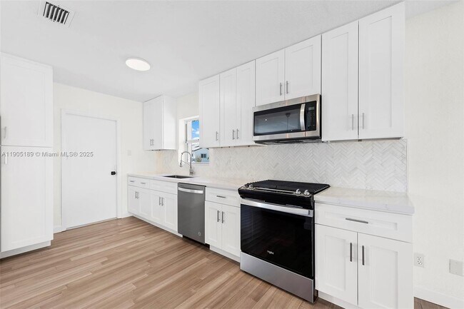 Building Photo - 9411 Jamaica Dr