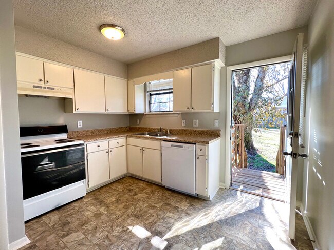 Building Photo - 212 Ewing Dr
