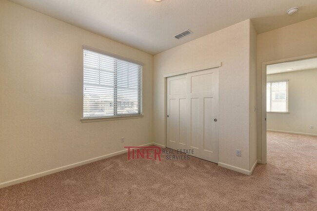 Building Photo - Like New Somerset Ranch Home!