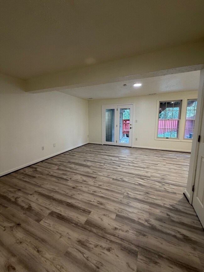 Building Photo - 2110 Commodore Ct