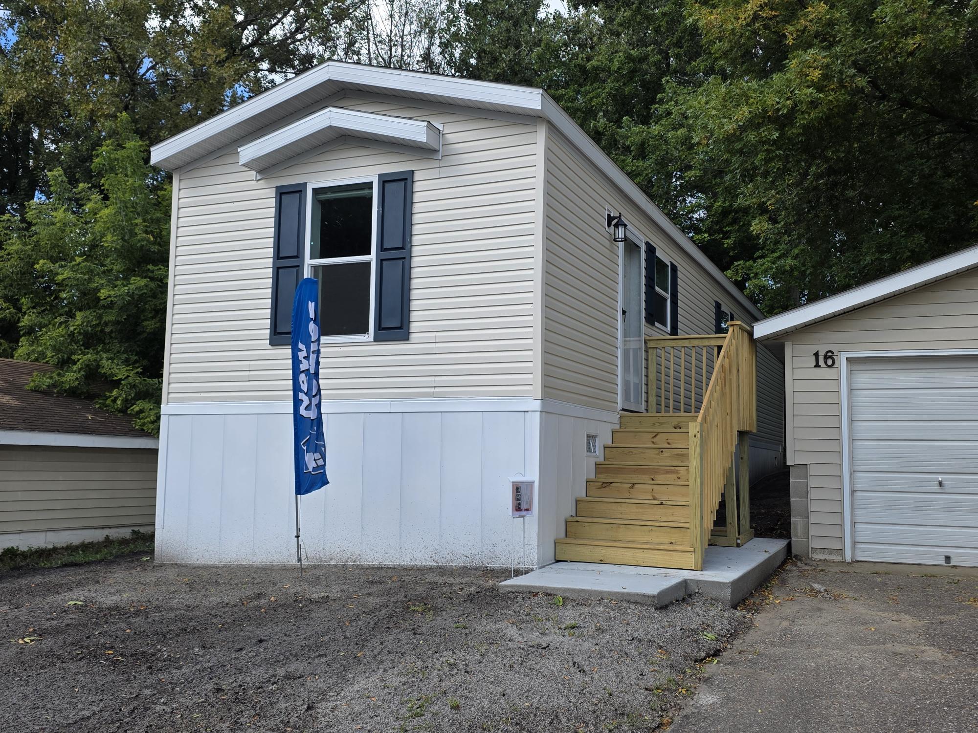 Building Photo - 16 Thomas Ln