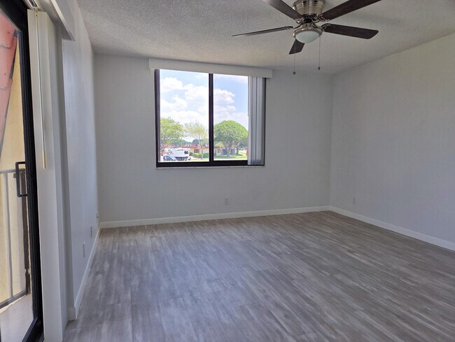 Building Photo - 3888 Victoria Dr