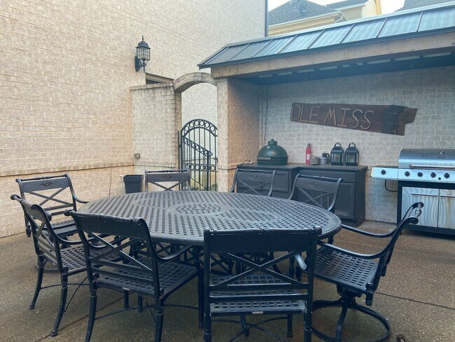 Building Photo - 4BR/4.5BA Furnished Townhome For Rent