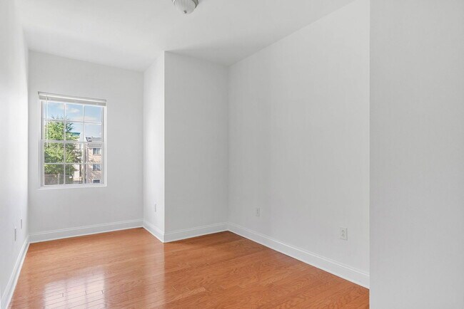Building Photo - 621 N 33rd St