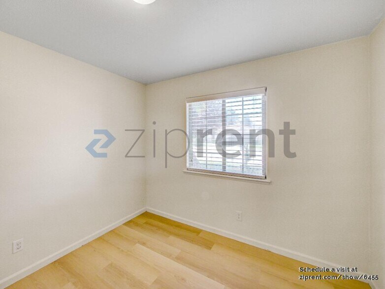 Building Photo - Unit