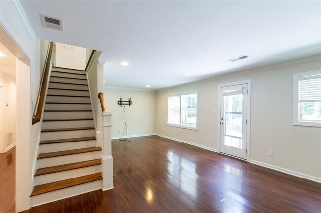Building Photo - 3014 Skyland Dr NE
