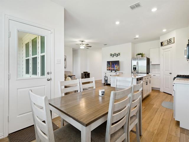 Building Photo - 3413 Kingsview Dr
