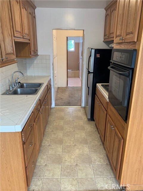 Building Photo - 528 Cedar Ave