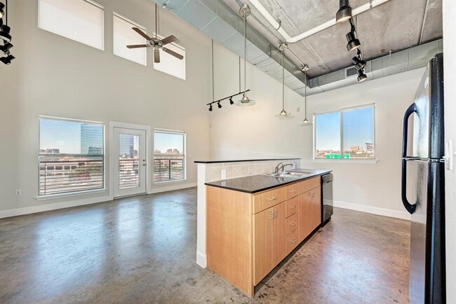 Building Photo - 807 E 14th St