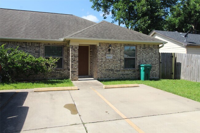 Building Photo - 814 Mobile Dr
