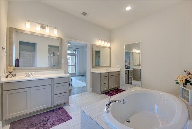 Building Photo - 1930 Creekwood Cv