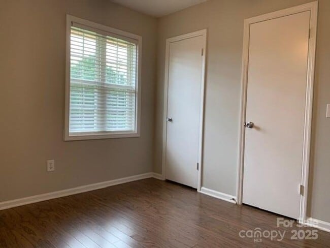 Building Photo - Move-In Ready 3BR/2BA with New Appliances ...
