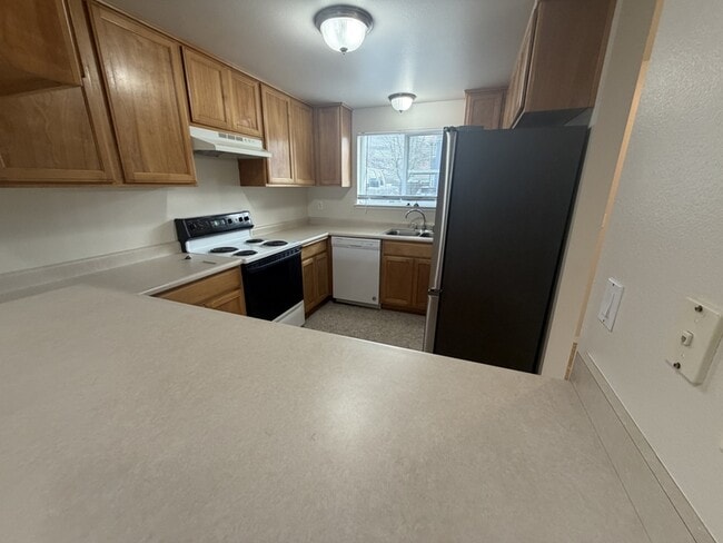 Building Photo - 1866 NE Fairview Ave