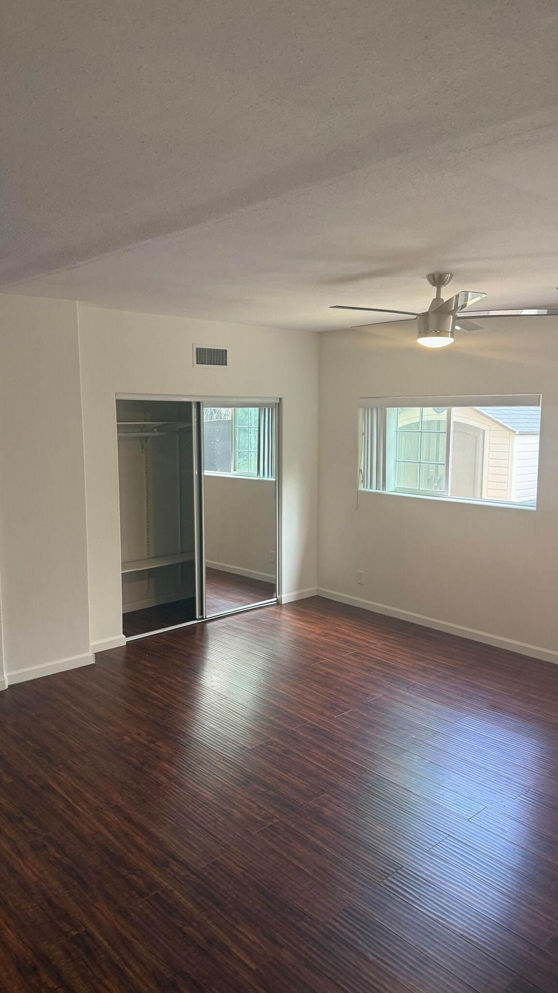 Building Photo - 6661 Lindenhurst Ave