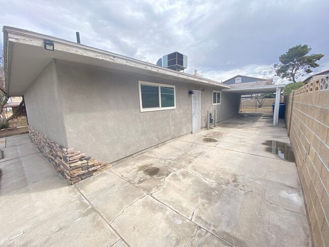 Building Photo - Charming 4 Bedroom, 3 Bath, Single-Story H...