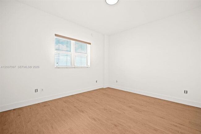 Building Photo - 14951 Royal Oaks Ln
