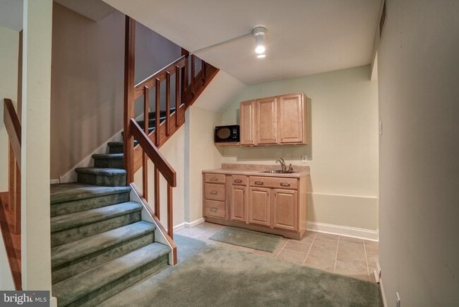 Building Photo - 71 Amity Dr