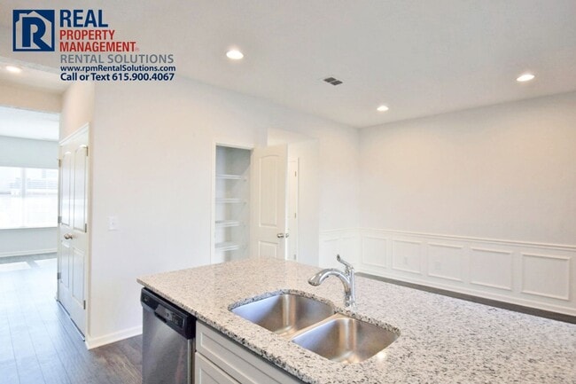 Building Photo - Amazing 3BR/2.5BA Mboro townhome 1mi from I-24! Triple Blackman Schools!