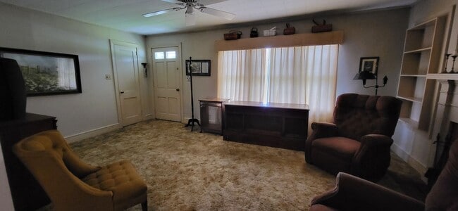 Building Photo - 2-bedroom, 1-bath partially furnished home
